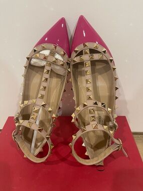 Valentino Garavani Hot Pink Patent Pointed Rockstud T‑Strap Flats with Nude Trim